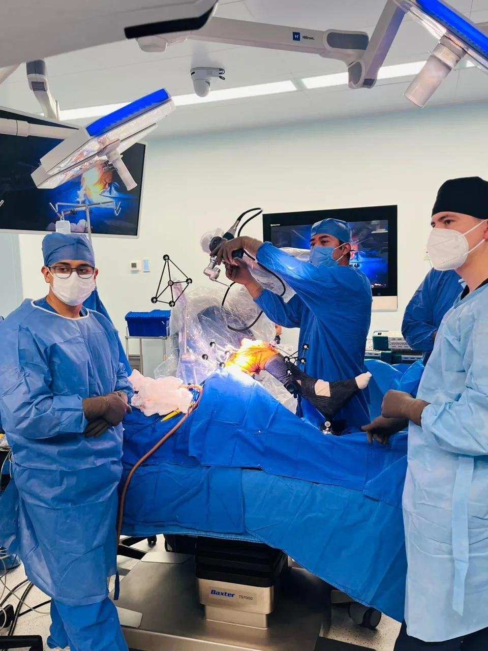 Equipo quirúrgico realizando cirugía robótica asistida